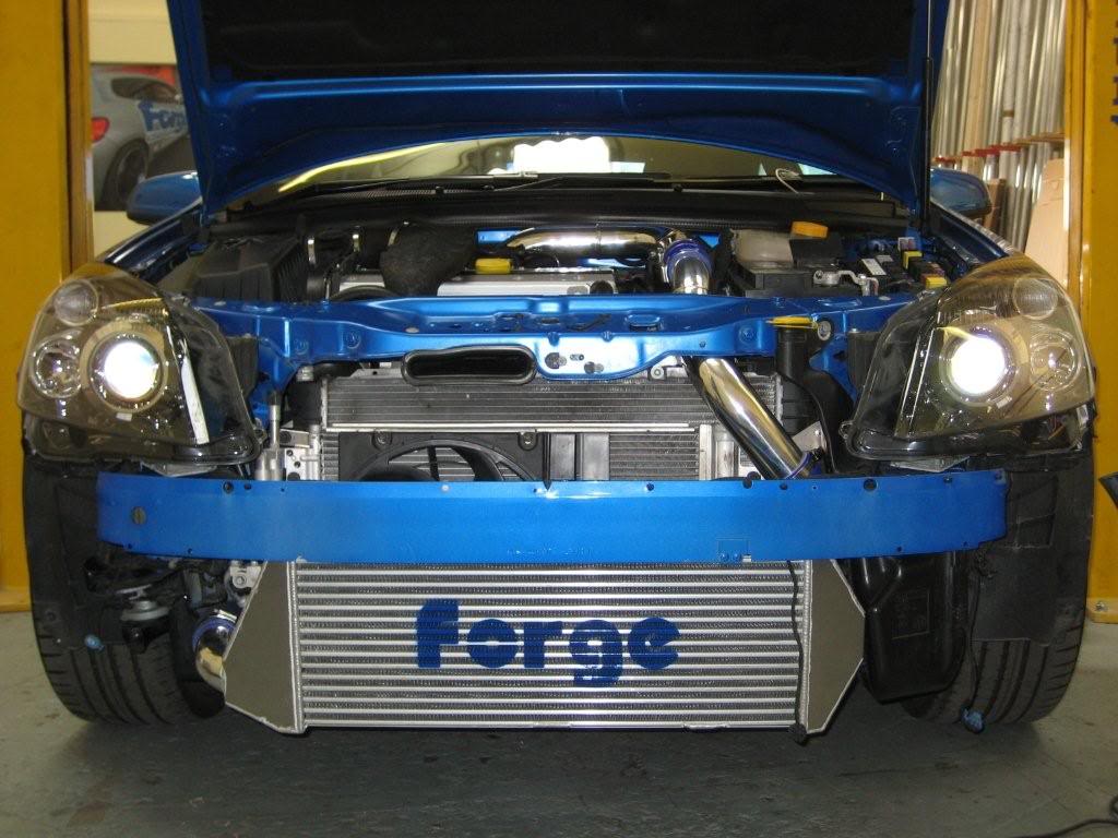 Intercooler marca Forge para enfriar el motor.