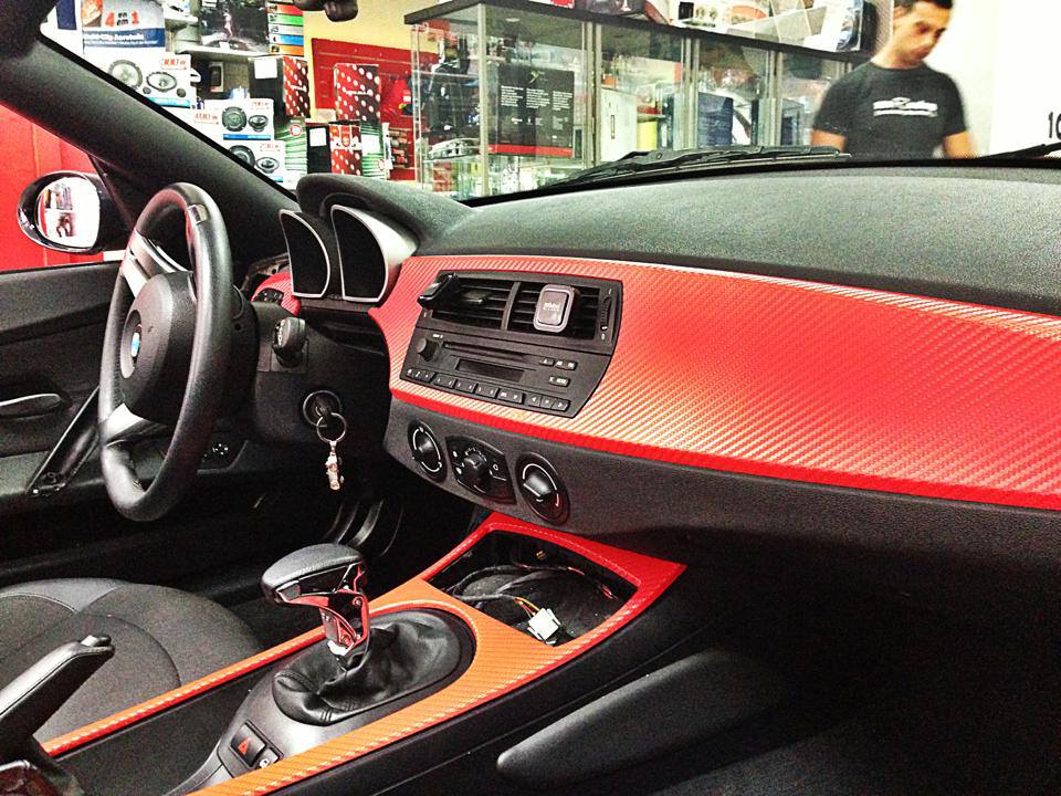 Espectacular acabado en vinilo carbono 3M color rojo para BMW Z4.