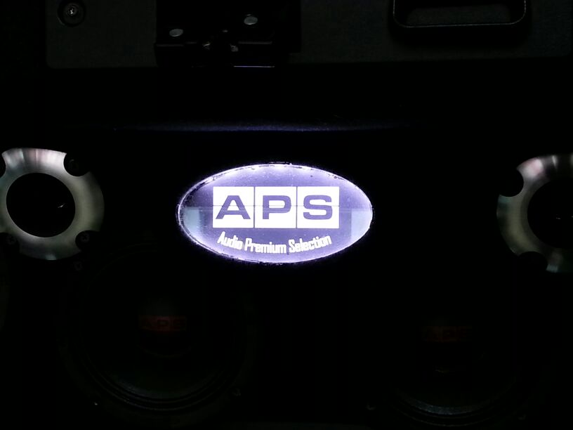 Logo APS ilumiunado en LED para el maletero.