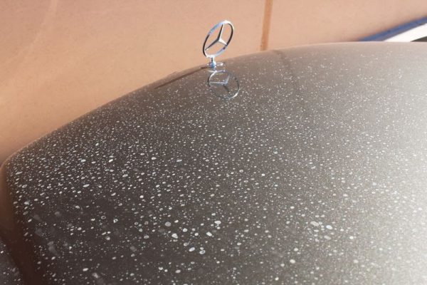 Mercedes Benz con marcas de agua en la pintura del capó.