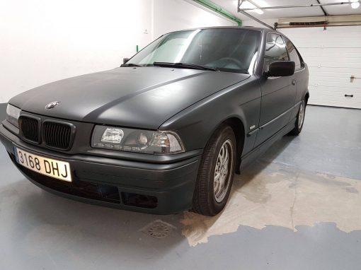 Bmw Compact pintado completo con vinilo líquido